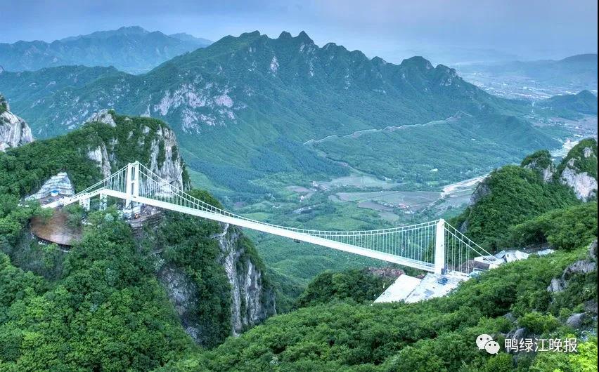 凤凰山最高峰——攒云峰下的玻璃悬索桥于2016年开始兴建,现已正式